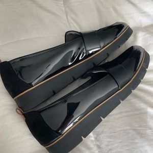 Dr. Scholl’s black patent leather and faux suede shoes size 10.